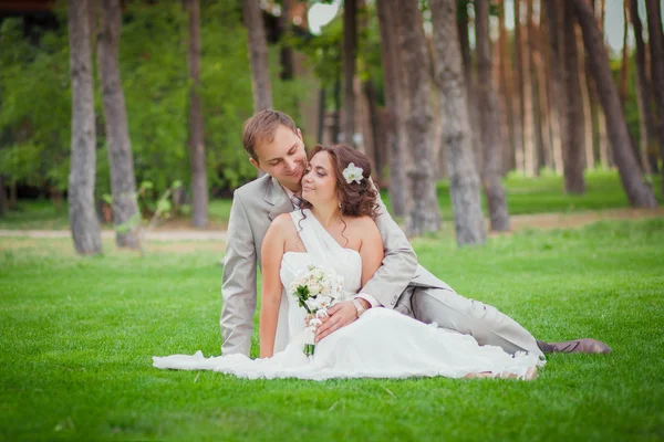 Noivo e noiva sentado — Fotografia de Stock