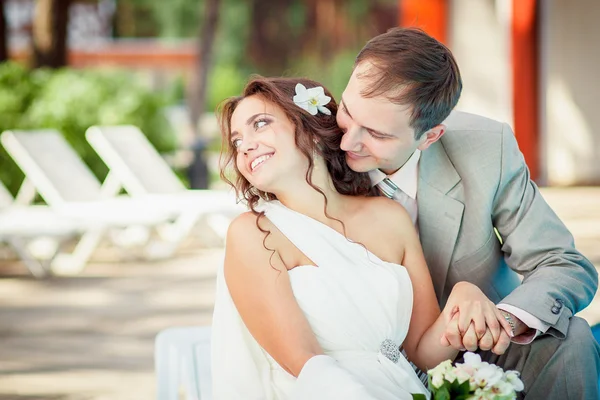 Sposo e sposa vicino alla piscina — Foto Stock