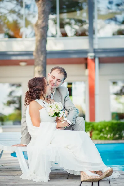 Noivo e noiva perto da piscina — Fotografia de Stock
