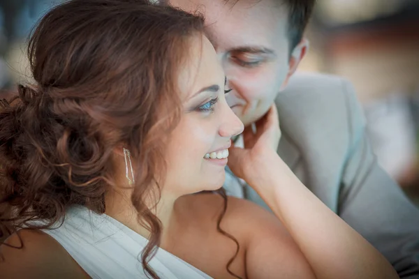 Umarmung bei der Hochzeit — Stockfoto