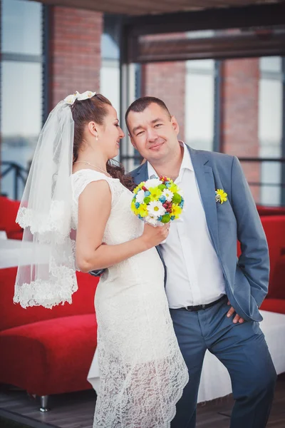 Bruid en bruidegom op het terras — Stockfoto