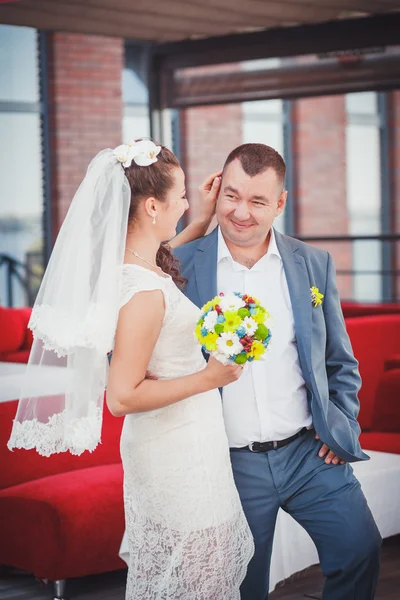 Embrace groom and bride — Stock Photo, Image