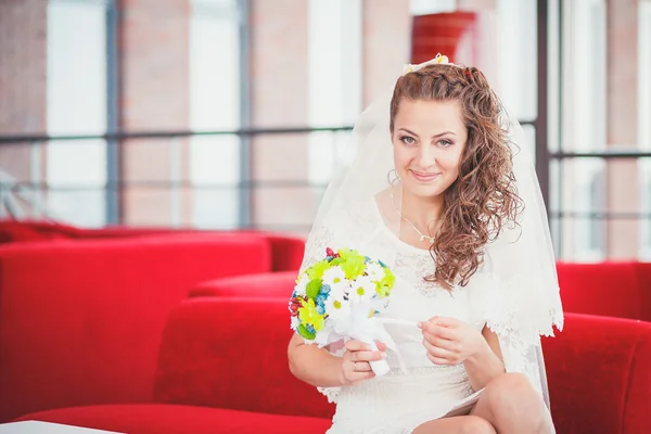 Bride red sofa — Stock Photo, Image