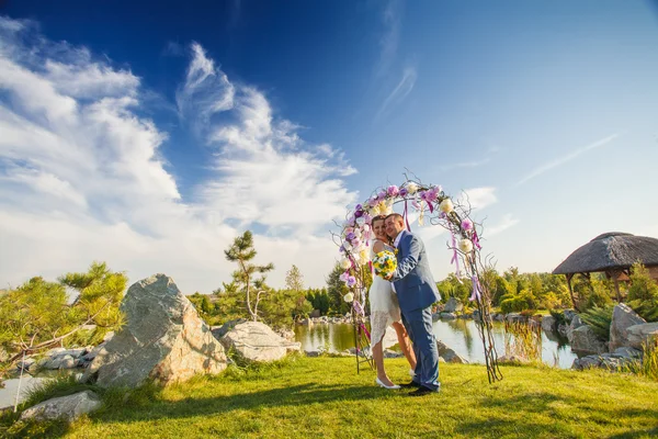 Bride groom arch — Stock Photo, Image