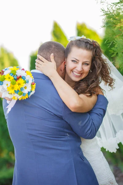 Bruden brudgummen kramas — Stockfoto