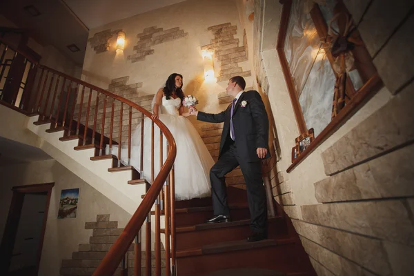 Noiva, escada do noivo — Fotografia de Stock