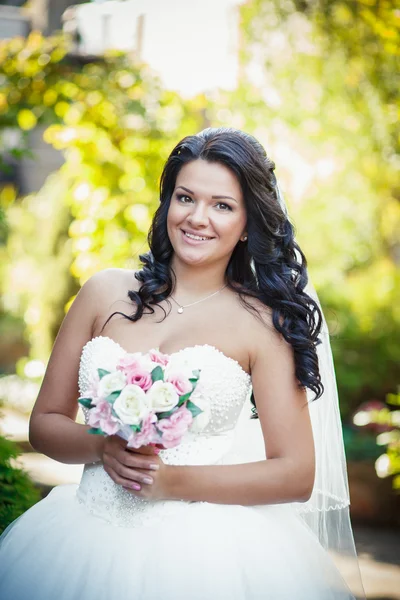 Braut auf grünem Hintergrund — Stockfoto