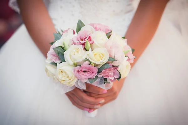 Bouquet dans les mains — Photo