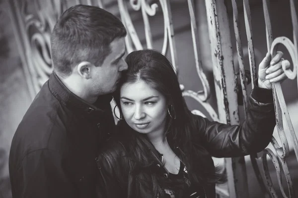 Loving couple in city — Stock Photo, Image