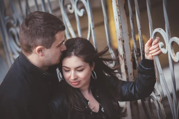 Pareja amorosa en la ciudad — Foto de Stock