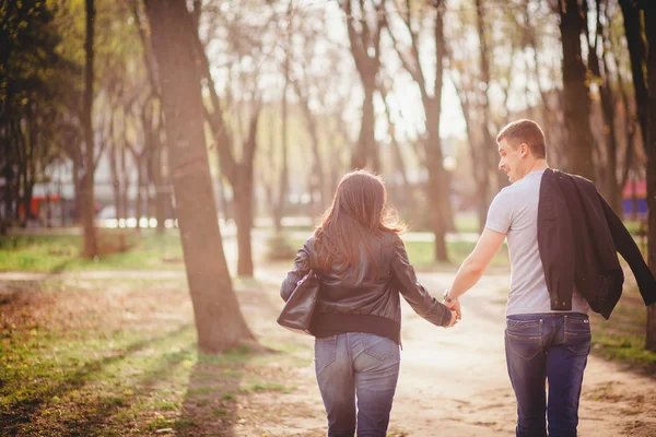 Pareja cariñosa en el parque —  Fotos de Stock