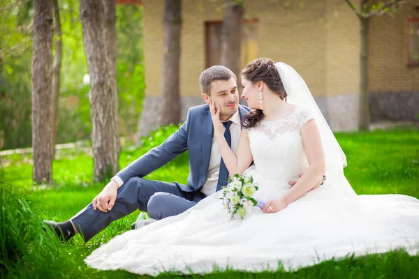 Krásná nevěsta a ženich v parku — Stock fotografie