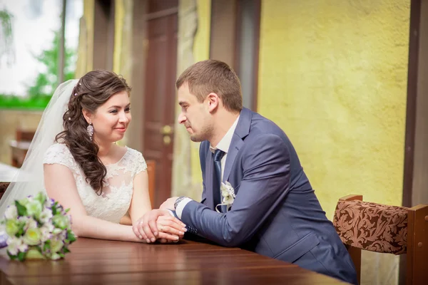 Beautiful bride and groom — Stock Photo, Image