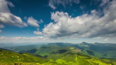 Dağ doruklarına bulutlu gökyüzü ile Timelapsed sahne