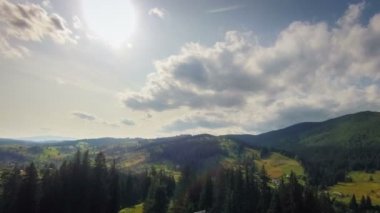 Bulutlar yağmur, yağmur başlar. Timelapse dağlar