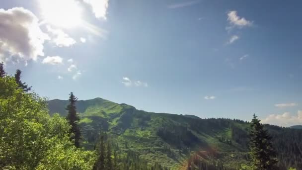 Nuages de Timelapse sur le champ vert. PLEIN HD 