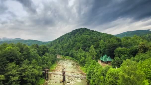Awan cepat berselang di atas jembatan batu — Stok Video
