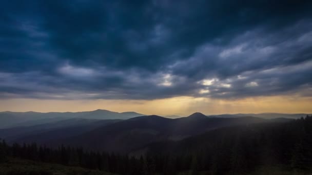 Deszcz chmury, deszcz zaczyna. Góry timelapse — Wideo stockowe