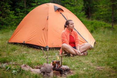 Bir çadır ateşle kadın