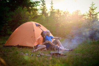 bir erkek ve bir kadın çadırın yakınında