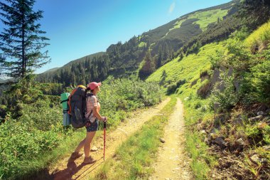 kadın turist dağ önünde