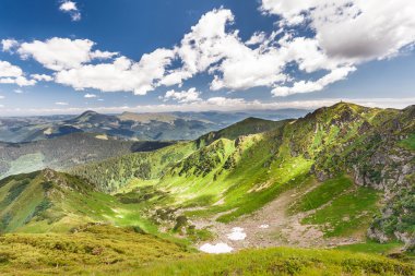 Düşük bulutlar güzel dağlar yaz aylarında