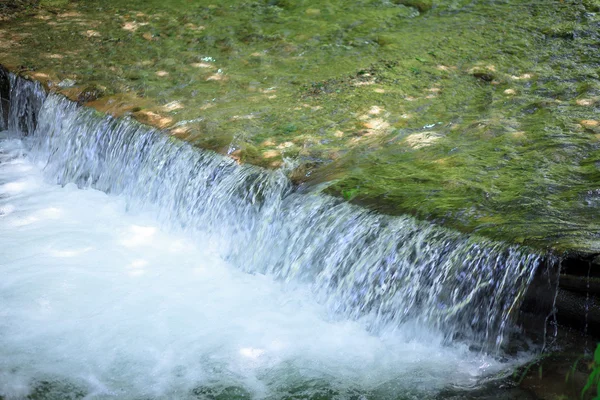 Маленький водопад на горной реке — стоковое фото