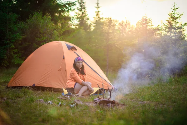 La femme au feu avec une tente — Photo