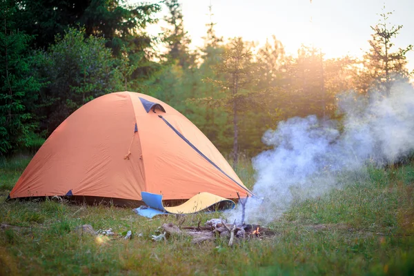 Палатка у огня — стоковое фото