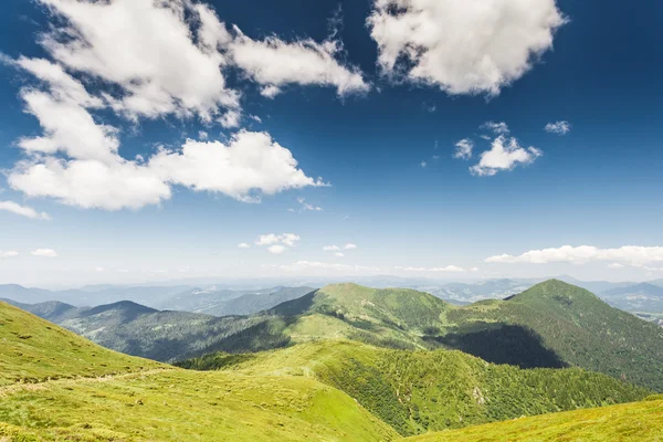 Nuvens sobre as montanhas — Fotografia de Stock