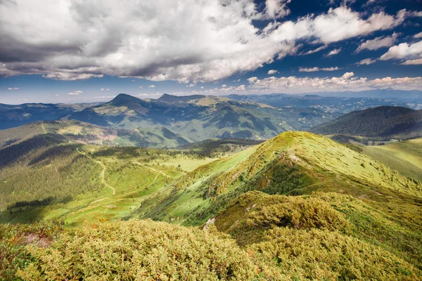 Wolken über den Bergen — Stockfoto