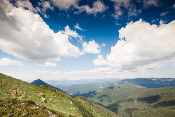 Niedrige Wolken schöne Berge im Sommer — Stockfoto