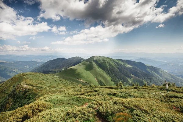 Nízké mraky krásné hory v létě — Stock fotografie