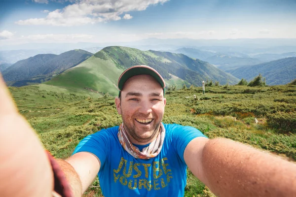 Photo selfie mountains in the background — Stock Photo, Image