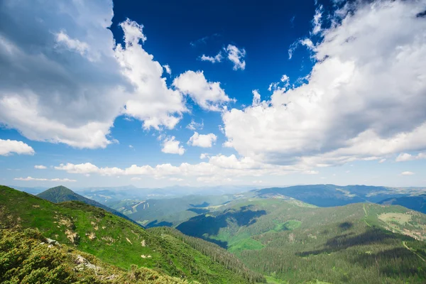 Nízké mraky krásné hory v létě — Stock fotografie