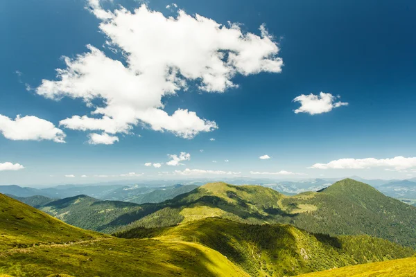 Niedrige Wolken schöne Berge im Sommer — Stockfoto