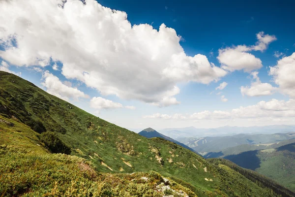 Bergwanderung durch malerische Täler und Wälder — Stockfoto