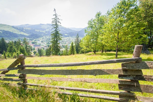 Alter Zaun in den Bergen — Stockfoto