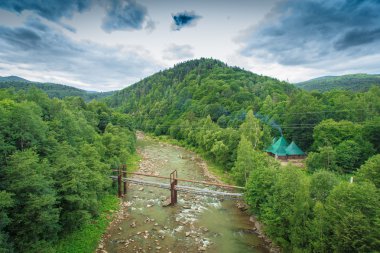 Nehrin üzerindeki demiryolu köprüsü