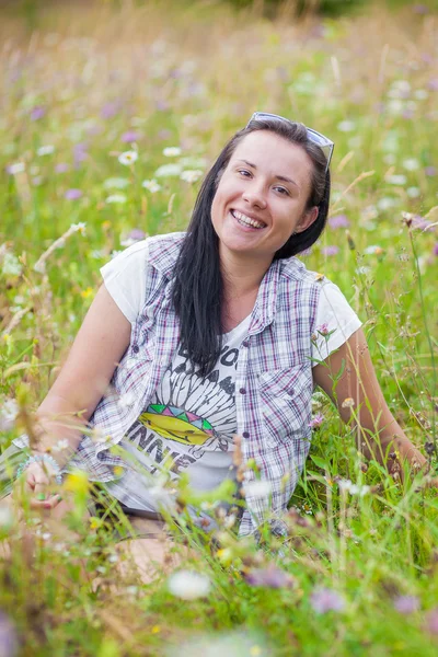 Mulher alegre flores selvagens — Fotografia de Stock