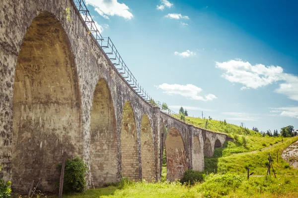 Alte Steinbrücke vor blauem Himmel — Stockfoto