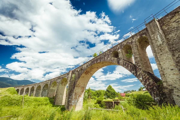 Alte Steinbrücke vor blauem Himmel — Stockfoto
