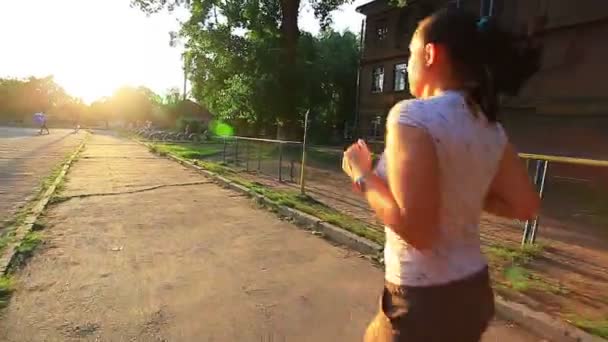 Joggen bij zonsondergang — Stockvideo