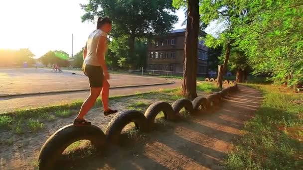 Joggen op de banden — Stockvideo