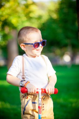 Çocuk scooter üzerinde