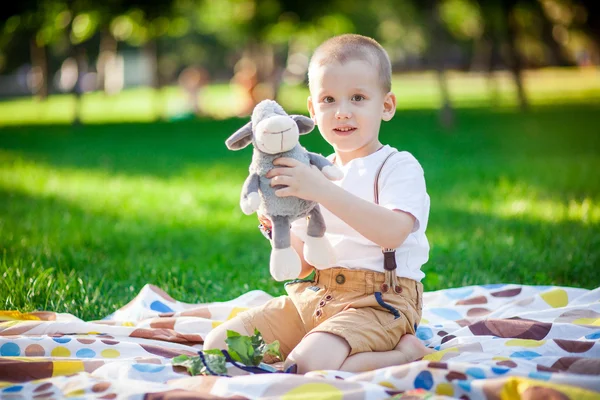 Chlapec s hračkou v parku — Stock fotografie