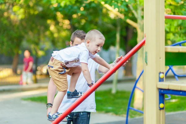 Niño en el patio de recreo — Foto de Stock