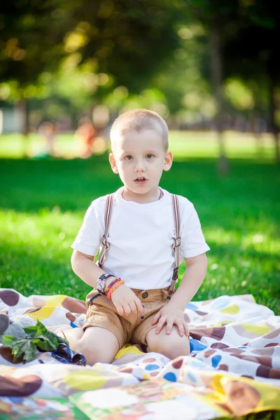 Junge spielt in einem Park — Stockfoto