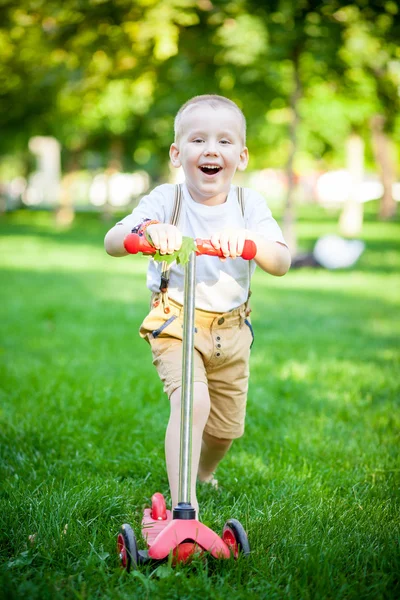 Niño en scooter — Foto de Stock