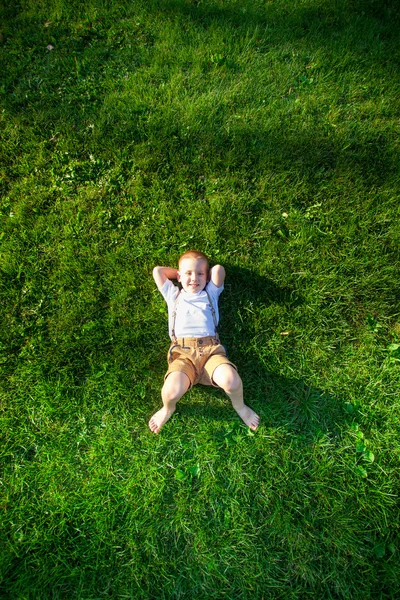 Jongen op het gras — Stockfoto